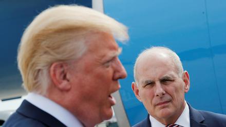Chief of Staff John Kelly hört einer Rede von Donald Trump zu.