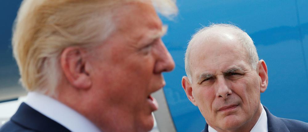 Chief of Staff John Kelly hört einer Rede von Donald Trump zu.
