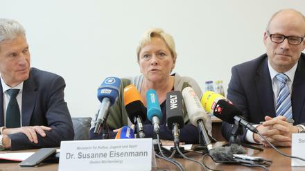 Helmut Holter (l-r), Präsident der Kultusministerkonferenz, Susanne Eisenmann (CDU), Ministerin für Kultus, Jugend und Sport in Baden-Württemberg und Ties Rabe (SPD), Schulsenator in Hamburg.