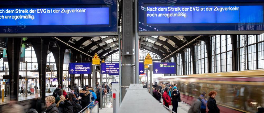 Die Eisenbahn- und Verkehrsgewerkschaft (EVG) hatte nach abgebrochenen Tarifgesprächen zu einem bundesweiten Warnstreik aufgerufen.