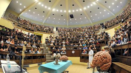 Medizinstudium. Die Zahl der Bewerberinnen und Bewerber ist seit langem höher als die Zahl der Studienplätze.