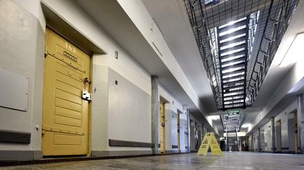 Die Tür zur Zelle 143 in der Klever Justizvollzugsanstalt. Hier verbrannte Amad A. 