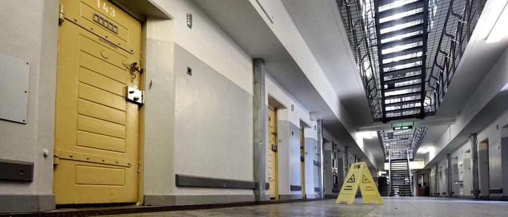 Die Tür zur Zelle 143 in der Klever Justizvollzugsanstalt. Hier verbrannte Amad A.