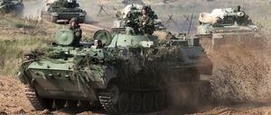 Weißrussische Militärfahrzeuge fahren in Weißrussland durch unwegsames Gelände. (Archivbild)