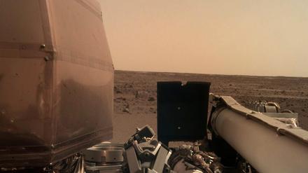 Marswinde, die über die Solarzellen der Sonde "Insight" wehen, verursachen Geräusche, die jetzt erstmals in einer Audiodatei auf die Erde gesendet wurden.