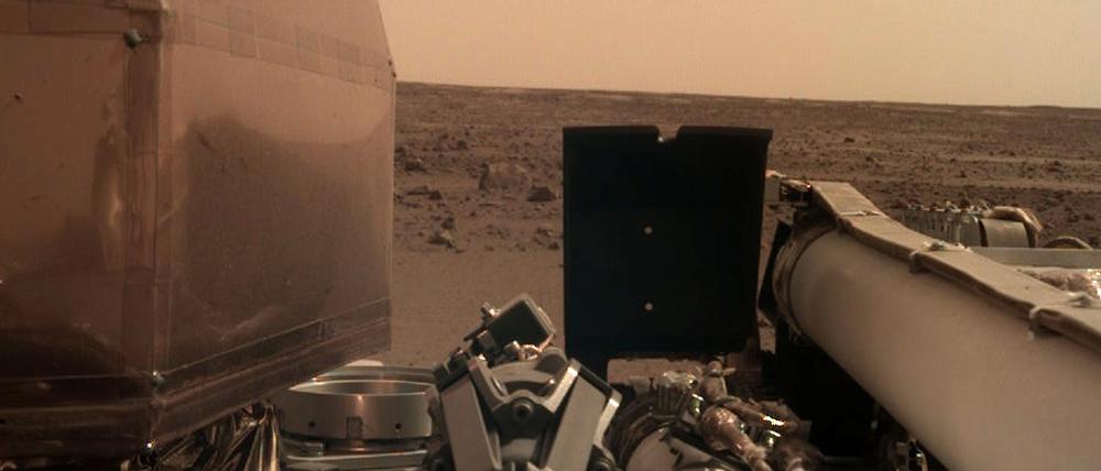 Marswinde, die über die Solarzellen der Sonde "Insight" wehen, verursachen Geräusche, die jetzt erstmals in einer Audiodatei auf die Erde gesendet wurden.