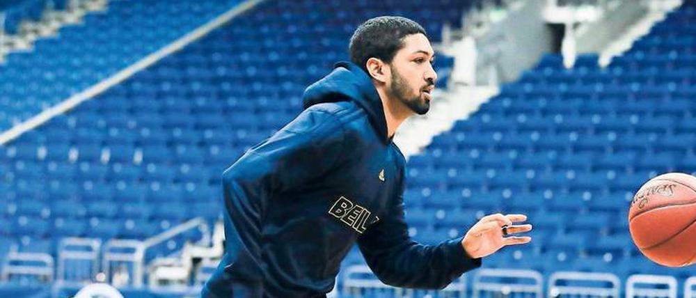 Bärtig. Peyton Siva mag den Haarwuchs im Gesicht nicht so sehr – aber Albas Spieler machen das eben so im Dezember. Foto: C. Soeder/dpa