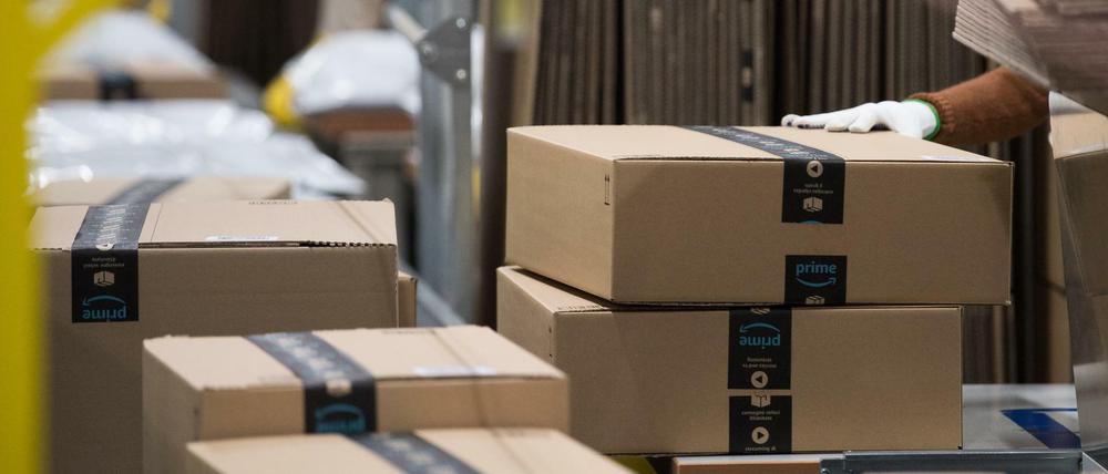 Amazon-Pakete auf einem Transportband