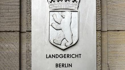 Ein 28-Jähriger muss sich vor dem Landgericht Berlin für den Mord an seiner Großmutter verantworten. 