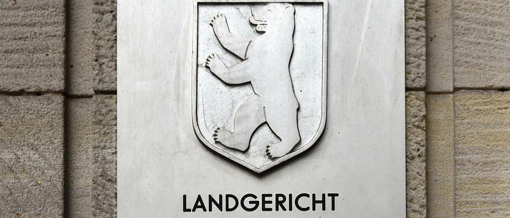 Ein 28-Jähriger muss sich vor dem Landgericht Berlin für den Mord an seiner Großmutter verantworten. 