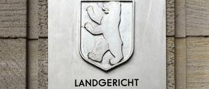 Ein 28-Jähriger muss sich vor dem Landgericht Berlin für den Mord an seiner Großmutter verantworten. 
