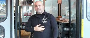 Wael Thib kümmert sich im Falafel-Bus um das leibliche Wohl der Weddinger und ihrer Gäste.