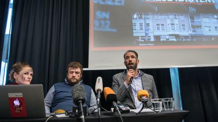 Die Aktivisten vom «Zentrum für Politische Schönheit», Cesy Leonard, Stefan Pelzer und Philipp Ruch, äußern sich bei einer Pressekonferenz zur Aktion «Wir haben etwas zur Aufklärung von Chemnitz beizutragen». Das «Zentrum für Politische Schönheit» hat nach eigenen Angaben 3 Millionen Bilder von über 7.000 Verdächtigen ausgewertet, um Rechtsextreme zu identifizieren. 