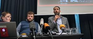 Die Aktivisten vom «Zentrum für Politische Schönheit», Cesy Leonard, Stefan Pelzer und Philipp Ruch, äußern sich bei einer Pressekonferenz zur Aktion «Wir haben etwas zur Aufklärung von Chemnitz beizutragen». Das «Zentrum für Politische Schönheit» hat nach eigenen Angaben 3 Millionen Bilder von über 7.000 Verdächtigen ausgewertet, um Rechtsextreme zu identifizieren. 