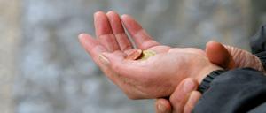 Eine Bettlerin streckt ihre Hand aus. (Symbolbild)