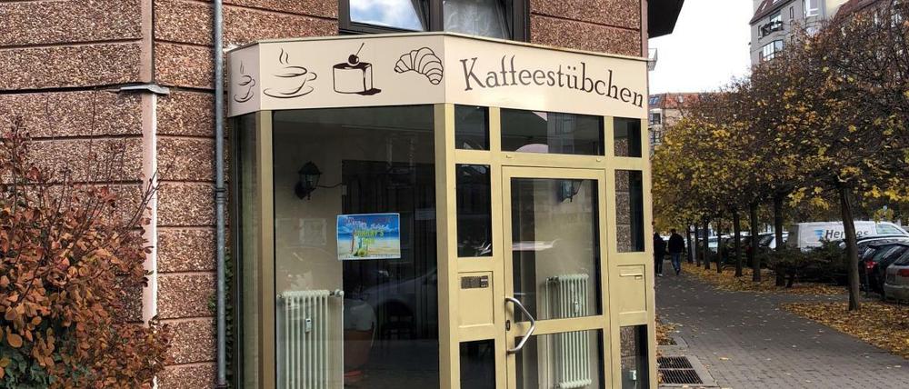 Vor dem Backshop stehen zwei Männer, sie essen und rauchen gleichzeitig und unterhalten sich über etwas gänzlich anderes als über Wunder.