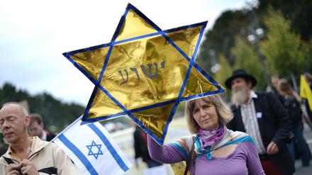 Demonstranten protestieren in Berlin gegen Antisemitismus (Archivbild).