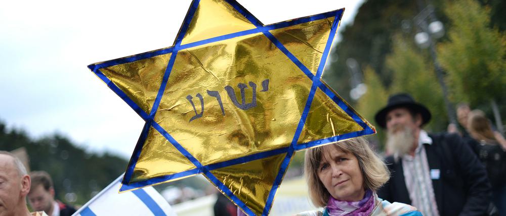 Demonstranten protestieren in Berlin gegen Antisemitismus (Archivbild).