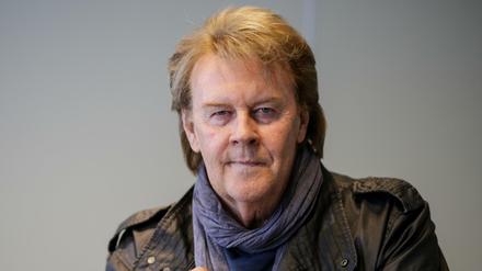 Howard Carpendale trägt sich zu seinem 50-jährigen Bühnenjubiläum ins Gästebuch von Berlin ein.