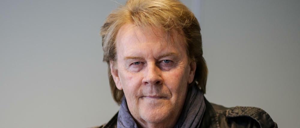 Howard Carpendale trägt sich zu seinem 50-jährigen Bühnenjubiläum ins Gästebuch von Berlin ein.