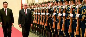 Chinas Präsident Xi Jingping (l) empfängt Bundespräsident Frank-Walter Steinmeier mit militärischen Ehren. 