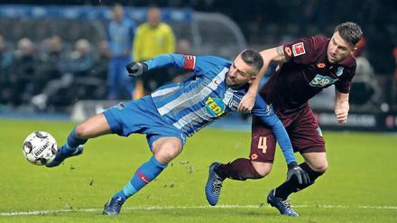 Schießt auch in Schräglage. Vedad Ibisevic (l.) hat bisher schon 116 Treffer in der Liga erzielt. 