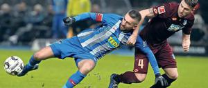 Schießt auch in Schräglage. Vedad Ibisevic (l.) hat bisher schon 116 Treffer in der Liga erzielt. 