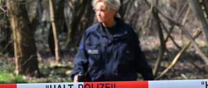 Eine Polizeibeamtin sucht in einem Waldgebiet bei Brieselang nach Spuren der vermissten Georgine Krüger.