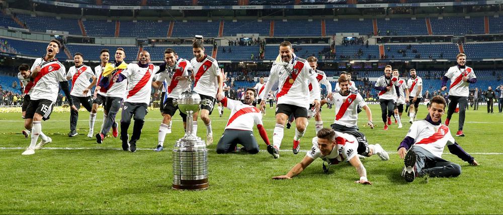 Die Arbeit ist getan. Die Spieler von River Plate feiern nach Spielschluss im Santiago Bernabeu von Madrid vor ihren Fans.