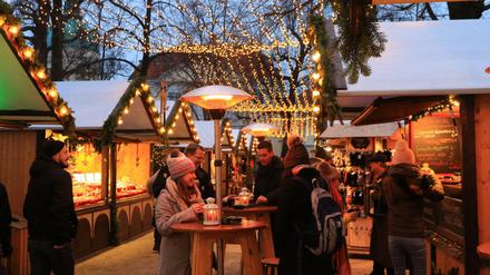 Am Weihnachtsmarkt vor dem Schloss Charlottenburg flaniert man zwischen schmucken Holzhütten.