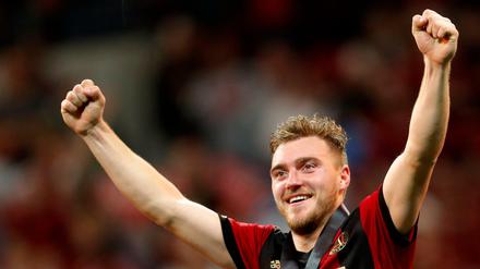 Verteidiger Julian Gressel jubelt nach dem Schlusspfiff über den Gewinn des Meistertitels.