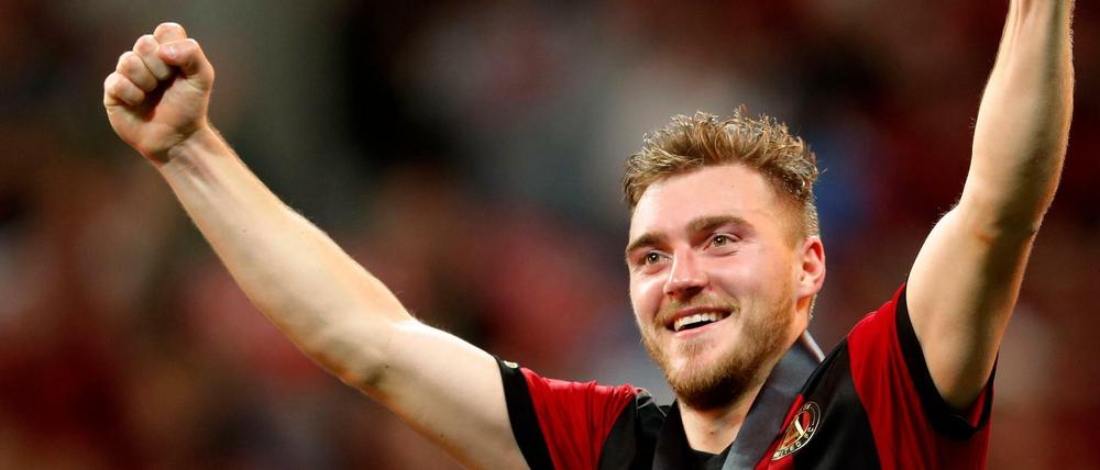 Verteidiger Julian Gressel jubelt nach dem Schlusspfiff über den Gewinn des Meistertitels.
