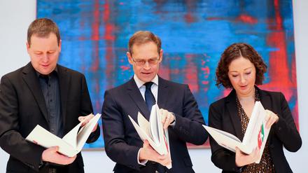 V.l.n.r: Klaus Lederer (Linke), Michael Müller (SPD) und Ramona Pop (Grüne) schauen in den Koalitionsvertrag.