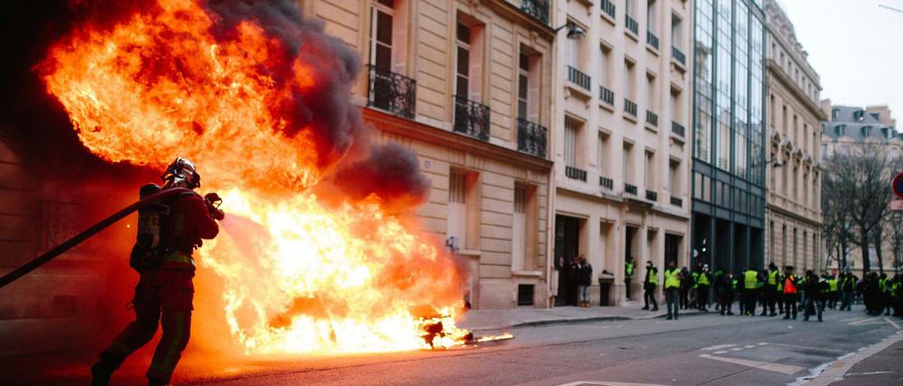 125.000 Menschen protestierten am Samstag in ganz Frankreich gegen die Politik von Macron, auch gewaltsam wie hier in Paris.