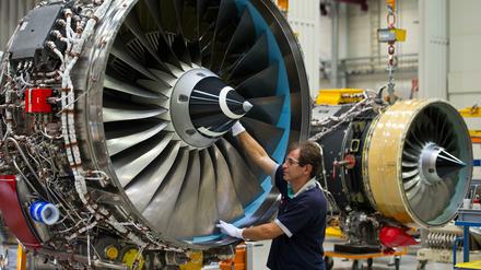 Ein Mechaniker des britischen Triebwerksherstellers Rolls-Royce im Werk in Dahlewitz (Brandenburg). Foto: Patrick Pleul/dpa (zu lbn vom 06.09.2013) +++(c) dpa - Bildfunk+++ | Verwendung weltweit