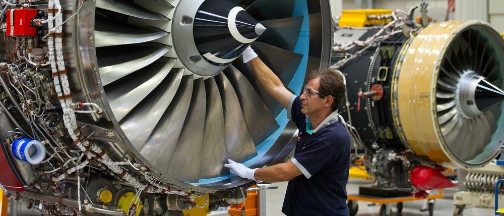 Ein Mechaniker des britischen Triebwerksherstellers Rolls-Royce im Werk in Dahlewitz (Brandenburg). Foto: Patrick Pleul/dpa (zu lbn vom 06.09.2013) +++(c) dpa - Bildfunk+++ | Verwendung weltweit