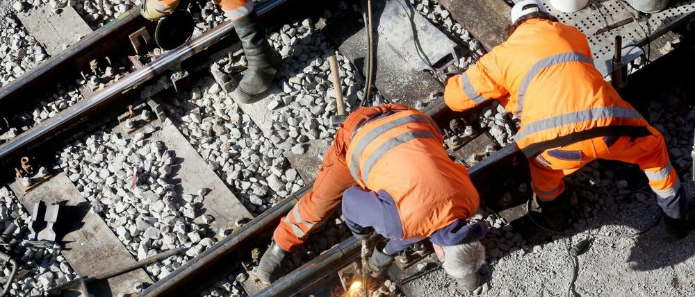Intransparent und ineffizient. Ein Bautrupp der Bahn repariert das Gleisbett. 