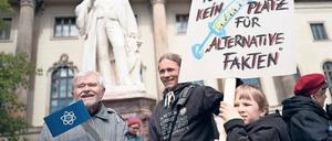 Teilnehmer des March for Science im Frühjahr 2017 vor der Humboldt-Universität.