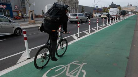 Grün gefärbter, durch Poller geschützter Radweg an der Holzmarkstraße.