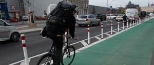 Grün gefärbter, durch Poller geschützter Radweg an der Holzmarkstraße.