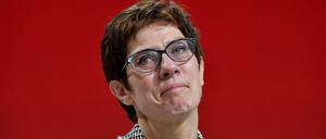 Von der Wahl überwältigt: Annegret Kramp-Karrenbauer.