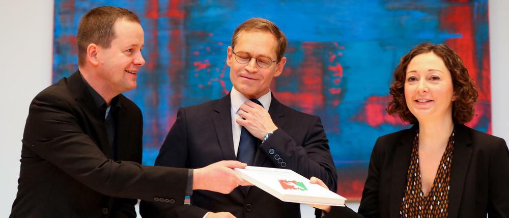 Klaus Lederer, Michael Müller und Ramona Pop nach der Unterzeichnung des Koalitionsvertrags von SPD, Linken und Grünen.