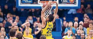 Reingewuchtet. Alba Berlins Center Kenneth Ogbe drückt den Ball sicher in den Korb, Mitspieler Dennis Clifford schaut zu. 