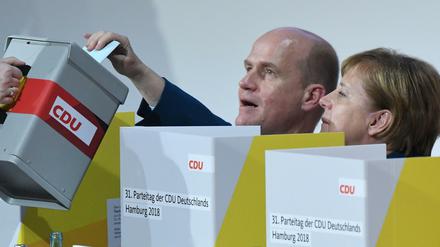 Kanzlerin Angela Merkel und Unionsfraktionschef Ralph Brinkhaus geben ihre Stimme ab.