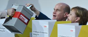 Kanzlerin Angela Merkel und Unionsfraktionschef Ralph Brinkhaus geben ihre Stimme ab.