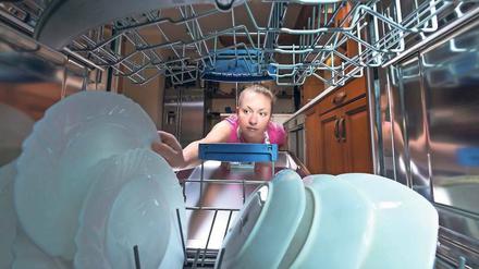Wenn die Spülmaschine nicht mehr spült, ist guter Rat teuer. Manchmal hilft es, die Maschine sauber zu machen, auch das Internet bietet mit Do-it-yourself-Videos Unterstützung. Wenn das nicht reicht, stellt sich die Frage: reparieren oder neu kaufen? 