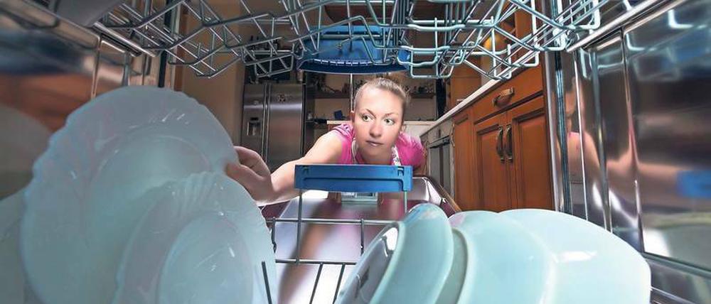 Wenn die Spülmaschine nicht mehr spült, ist guter Rat teuer. Manchmal hilft es, die Maschine sauber zu machen, auch das Internet bietet mit Do-it-yourself-Videos Unterstützung. Wenn das nicht reicht, stellt sich die Frage: reparieren oder neu kaufen? 