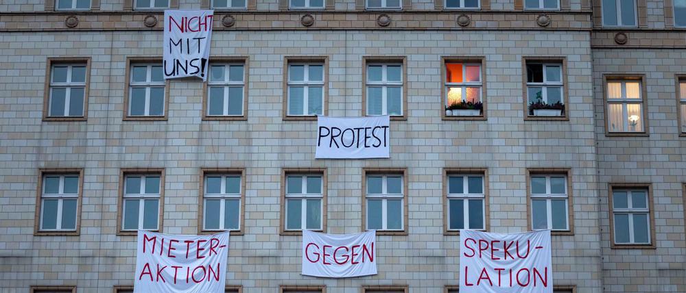 Mieter in der denkmalgeschützten Karl-Marx-Allee protestieren gegen den Verkauf von rund 700 Wohnungen an den umstrittenen Investor Deutsche Wohnen.