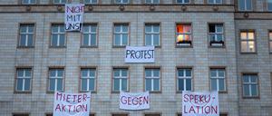 Mieter in der denkmalgeschützten Karl-Marx-Allee protestieren gegen den Verkauf von rund 700 Wohnungen an den umstrittenen Investor Deutsche Wohnen.