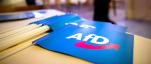 Fähnchen mit dem Logo der AfD 